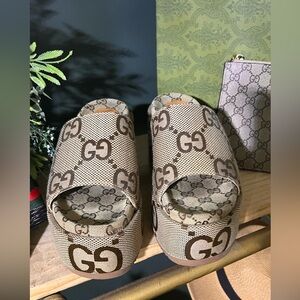 Stylish shoes!! So classy & barely worn